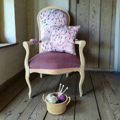 Fauteuil réalisé avec le tissu Lavande en suédine velours